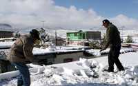 Habitantes de Ciudad Juárez, Chihuahua, palean la nieve acumulada en las azoteas de sus casas. Se prevé que las heladas continuarán al menos durante tres días más en la entidad, y serán aún más severas en la sierra Tarahumara