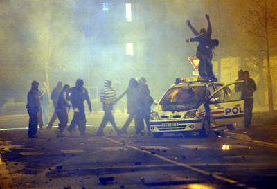 Más disturbios en las afueras de París; 30 heridos
