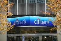 Oficinas de Citibank en Nueva York. El corporativo aceptó una inyección de capital árabe. Algunos especialistas consideraron que pagará un precio particularmente alto por este refuerzo de su capital, pues deberá erogar mil 700 millones de dólares en intereses