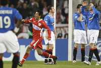 El mexicano Pável Pardo festeja el gol que le anotó al Glasgow