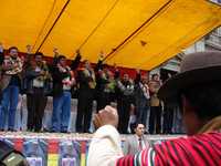 El vicepresidente boliviano, Álvaro García Linera, y el presidente Evo Morales (cuarto y quinto de izquierda a derecha), ayer en la plaza Murillo de La Paz durante el anuncio del mandatario de diversas medidas económicas, en respuesta al paro convocado por la oposición