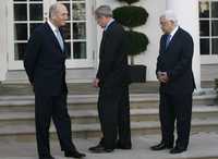 Bush y sus invitados, Olmert (izquierda) y Abbas, después de una de las pláticas