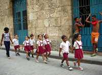 Los gobiernos de Cuba y México han superado el diferendo que devino conflicto diplomático hace cinco años. En la imagen, un grupo de niños camina por La Habana
