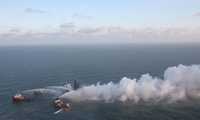 Barcos de emergencia siguen los trabajos para apagar el fuego en el pozo Kab-121 en el Golfo de México
