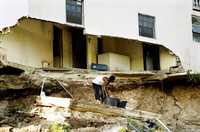 Una casa practicamente destruida por el movimiento telúrico en Saint George, en el centro de Barbados