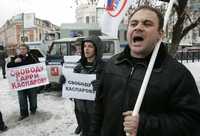 Opositores rusos se manifiestan en Moscú en favor del líder y ex campeón mundial de ajedrez Garry Kasparov, quien ayer cumplió una sentencia de cinco días de cárcel