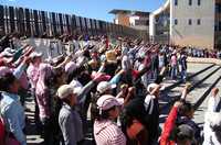 Protesta de estudiantes de la normal de Ayotzinapa frente al palacio de gobierno en Chilpancingo
