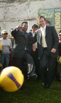 El astro Pelé, acompañado de Marcelo Ebrard, dio la patada de inauguración de la cancha, en Isabel la Católica 94