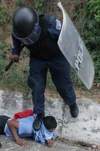 Estudiantes de la Normal de Ayotzinapa que demandan plazas, reprimidos brutalmente por policías federales en la autopista México-Acapulco, en el estado de Guerrero