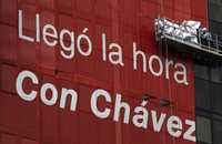 Cartel en favor del presidente Hugo Chávez, en el edificio de la petrolera estatal Petróleos de Venezuela. El mandatario ha dicho que ganará el referendo sobre las reformas constitucionales que propuso