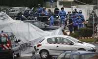 Policías franceses cierran el lugar donde sus colegas españoles fueron tiroteados