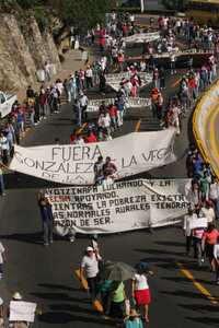 Alumnos de la normal de Ayotzinapa, la Federación de Estudiantes Campesinos Socialistas de México y padres de familia marcharon por la costera Miguel Alemán en demanda de la liberación de los detenidos