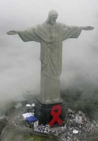 Un gran moño rojo, el símbolo internacionalmente reconocido en la lucha contra el sida, se colocó a los pies del Cristo Redentor, en la cima de la montaña del Corcovado, en Río de Janeiro