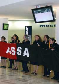 Sobrecargos de Click, de Mexicana de Aviación, mantienen colocadas las banderas rojinegras, luego de que no han conseguido respuesta favorable a sus demandas laborales