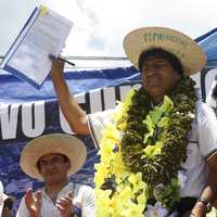 El presidente de Bolivia, Evo Morales (a la derecha), y el ministro de la Presidencia, Juan Ramón Quintana, hace unos días en Puerto Suárez, donde se firmó una ley que permite a la empresa India de Jindall Steel Mining explotar los depósitos de hierro de El Mutún