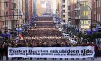 Miles marcharon ayer en Bilbao contra las recientes detenciones de personas presuntamente vinculadas con ETA. En la pancarta se lee "Derechos para todos en el País Vasco. En favor de la democracia para todas las opciones políticas"