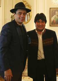 El presidente de Bolivia, Evo Morales, derecha, y el actor puertorriqueño Benicio del Toro, ayer, en el palacio presidencial en La Paz