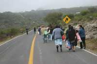 Por la mañana, habitantes de Zimapán bloquearon la carretera México-Laredo con piedras y llantas en llamas. Muchos pasajeros tuvieron que caminar más de 10 kilómetros para llegar a la cabecera municipal
