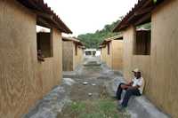 En Ostuacán son construidas 80 cabañas de madera para albergar temporalmente a los damnificados de Juan de Grijalva
