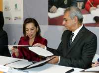 Josefina Vázquez Mota, titular de la SEP, y Salvador Vega Casillas, secretario de la Función Pública, firmaron un convenio de colaboración en materia educativa
