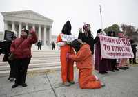 Pacifistas se manifestaron ayer afuera de la Suprema Corte estadunidense para exigir sean reconocidos los derechos de los prisioneros de Guantánamo, que han cumplido en su mayoría seis años de reclusión sin acceso a un tibunal
