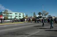 Maestros de la sección 44 del SNTE bloquearon el bulevar Dolores del Río, en la ciudad de Durango, en protesta porque, sin consultarlos, les aplicaron un descuento a sus salarios. El gobierno estatal se deslindó del conflicto
