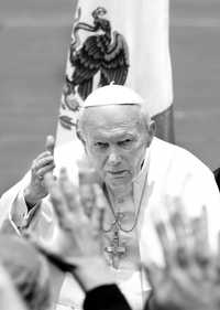 Diputados panistas apoyan una ley de la familia, copia de una carta firmada por Juan Pablo II en 1983.En la imagen, el Papa en su visita a México en 2002