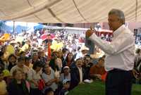 En gira por el estado de México, Andrés Manuel López Obrador reiteró que su responsabilidad al frente del "gobierno legítimo" le impide encabezar el partido único que surgiría de la fusión de PRD, PT y Convergencia, como propone Carlos Navarrete