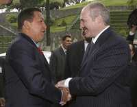 Hugo Chávez saluda al presidente Alexander Lukashenko, de visita en Venezuela