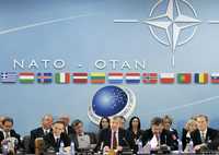 Reunión de los cancilleres de la OTAN, ayer en Bruselas. Al centro, su secretario general, Jaap de Hoop Scheffer