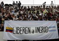Durante un partido de polo en Buenos Aires asistentes despliegan una manta para exigir la liberación de la ex candidata presidencial colombiana Ingrid Betancourt, rehén de las FARC