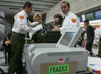 Personal de Eulen revisa el equipaje de usuarios del aeropuerto capitalino
