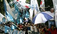 Simpatizantes de Cristina Fernández colmaron ayer la Avendida de Mayo, en Buenos Aires, durante la ceremonia de toma de posesión de la primera presidenta del país electa por voto popular