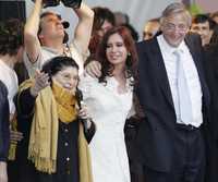 La nueva presidenta de Argentina, Cristina Fernández (al centro), abraza a su esposo y antecesor, Néstor Kirchner, y a la cantante Mercedes Sosa, ayer en el festejo frente a la Casa Rosada en Buenos Aires tras la ceremonia del cambio de poderes