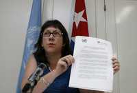 Susan McDade, coordinadora residente de las Naciones Unidas en Cuba, muestra un informe de la ONU conmemorando el Día Internacional de los Derechos Humanos durante una conferencia de prensa en La Habana. McDade consideró "muy positivo" el anuncio de que Cuba firmará pactos internacionales sobre derechos civiles, políticos, económicos y sociales
