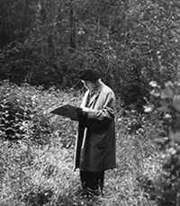 Olivier Messiaen tomando notas, en un bosque, del canto de los pájaros. El músico francés utilizaba esos apuntes para escribir sus partituras