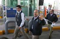 El presidente Felipe Calderón dio el banderazo de salida al Operativo de Seguridad de la Temporada Vacacional, en la caseta de Alpuyeca, Morelos. Lo acompaña el secretario de Comunicaciones y Transportes, Luis Téllez