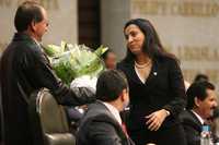 Durante la última sesión del periodo ordinario de la Cámara de Diputados, Manuel Cárdenas, de Nueva Alianza, entregó flores a Ruth Zavaleta, presidenta de la mesa directiva, a la cual criticó con dureza en días pasados