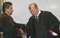 El presidente magistrado saliente del TSJDF (izq.), José Guadalupe Carrera, saluda a su sucesor, Edgar Elías Azar, quien resultó electo para el periodo 2008-2011