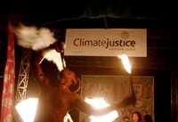 Un indonesio traga fuego durante un festival de ONG ambientales, que se realiza de forma paralela a las negociaciones en busca del pacto que sucederá al Protocolo de Kyoto