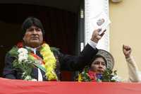 El presidente boliviano y la lideresa de la Asamblea, Silvia Lazarte, muestran la nueva Constitución al pueblo reunido en la plaza Murillo