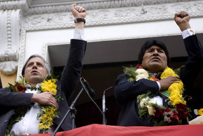 Recibe Evo Morales la nueva Constitución boliviana