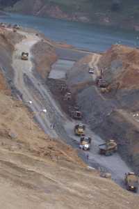Trabajos del canal que permitirá el retiro del tapón que obstruye el cauce del río Grijalva, cuyo costo aproximado será de mil millones de pesos