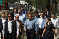 El presidente Felipe Calderón y el secretario de Comunicaciones, Luis Téllez, ayer durante un recorrido tras del cual se anunció que no habrá aumento a los peajes en 2008