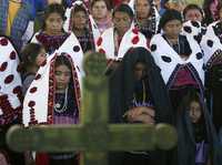 Mujeres tzotziles durante la misa de ayer en memoria de las víctimas de Acteal