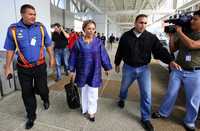 La senadora colombiana de oposición Piedad Córdoba llega al aeropuerto de Caracas, para participar en la recepción de los tres rehenes