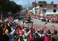 Chávez y el presidente interino Raúl Castro son ovacionados en Santiago de Cuba