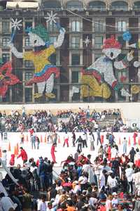 La pista de hielo instalada en el Zócalo capitalino es sólo una de las muchas atracciones que ofrece la ciudad de México en esta temporada
