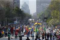 Hasta fanáticos de Los Beatles participaron ayer en el desfile navideño que se realizó en Paseo de la Reforma