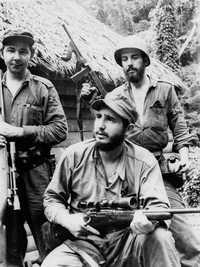 En imagen de marzo de 1957, Fidel Castro (al centro), en una operación en las montañas del este de Cuba. La nueva película The Man of Two Havanas narra el activismo político de Max Lesnik, su amistad con Castro y los esfuerzos para generar propaganda en esa etapa de la revolución